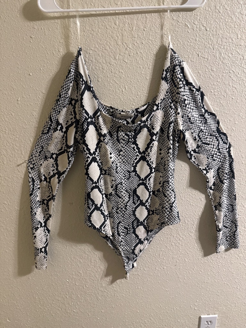 Stunning bodysuit with white snake print